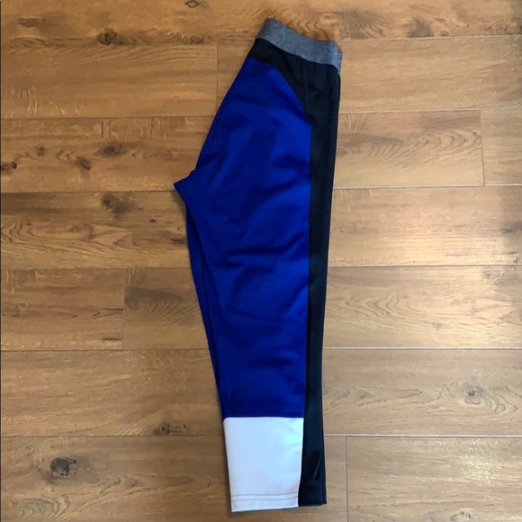 Butt flattering Athleta Capri leggings - Picture 6 of 10